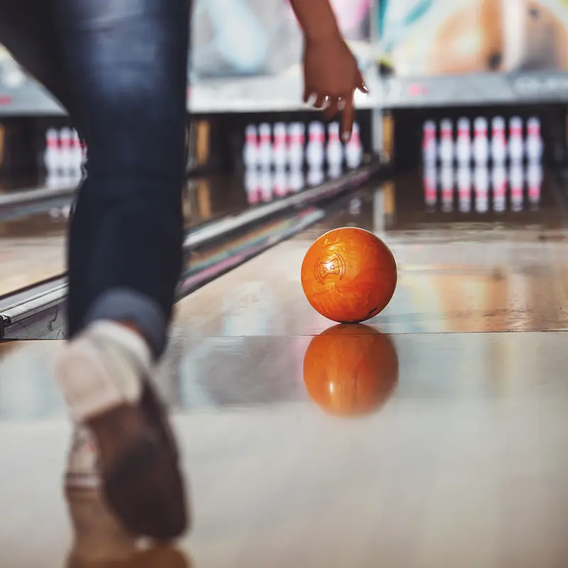 Mann auf Bowlingbahn beim bowlen