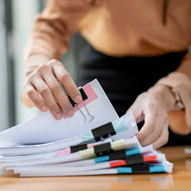 Mitarbeiterin arbeitet sich durch Akten