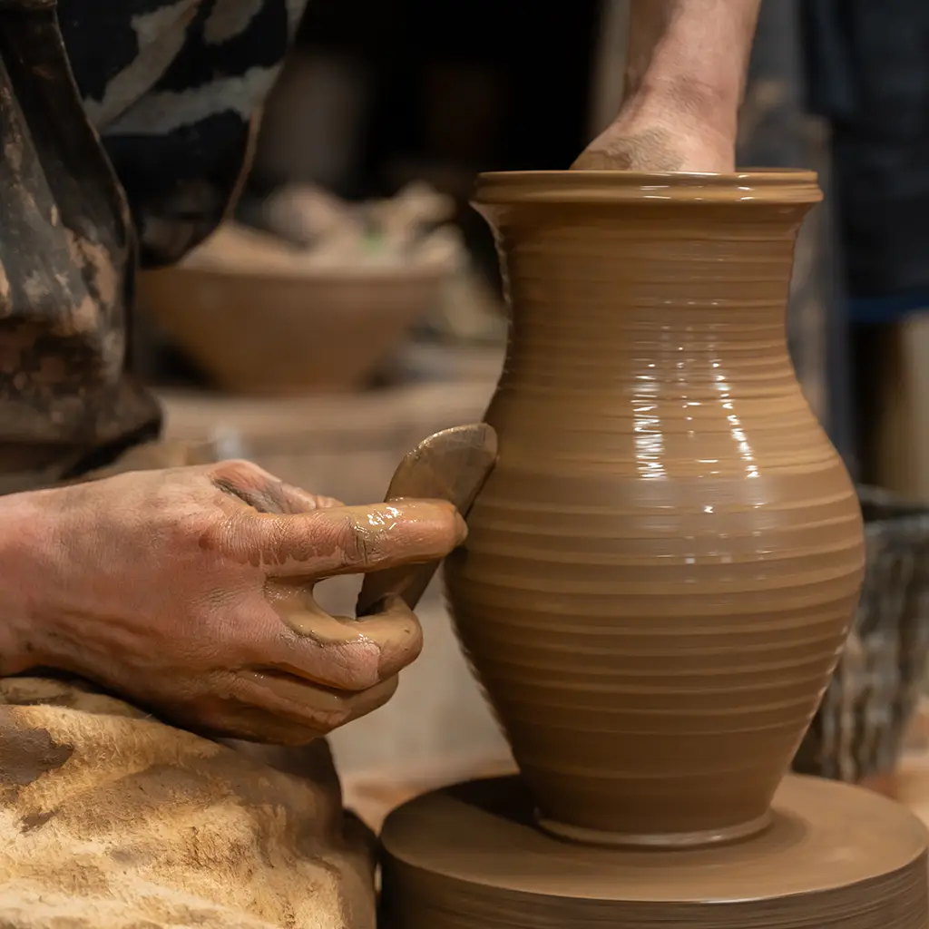 Mann töpfert eine Vase